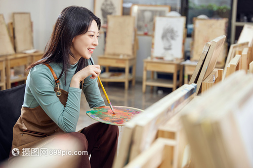 在画室画色彩画的女性