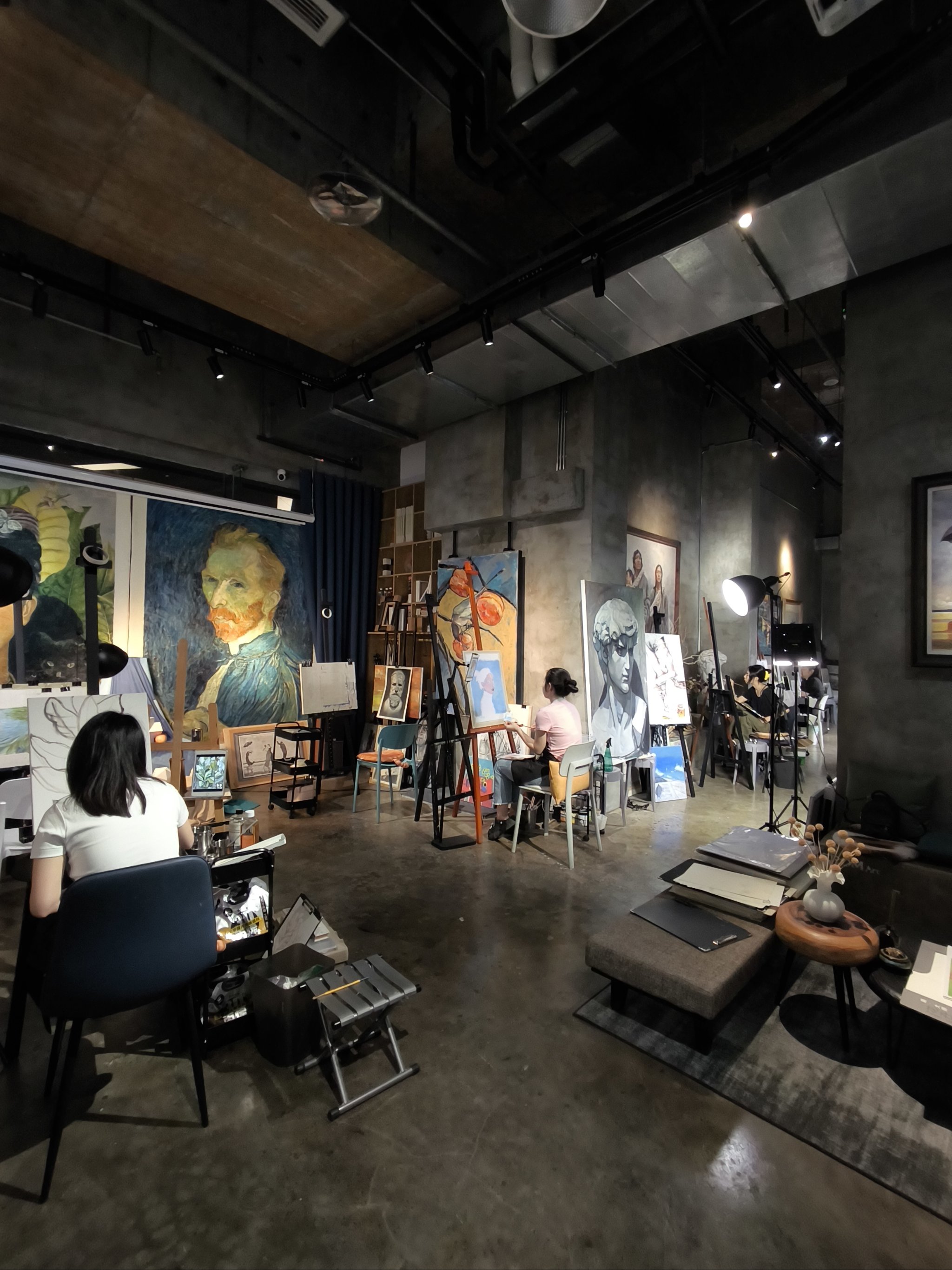 在艺术画室穿越时空